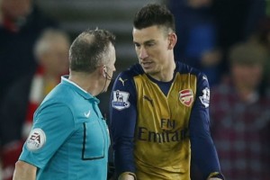 Los hinchas del Arsenal juntan firmas para que un &aacute;rbitro no los dirija m&aacute;s