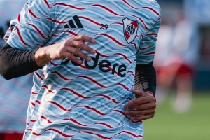 El motivo histórico que inspiró la camiseta pre-partido de River