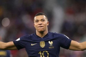 El motivo por el que Mbappé tapa el logo de la marca del premio al MVP del partido