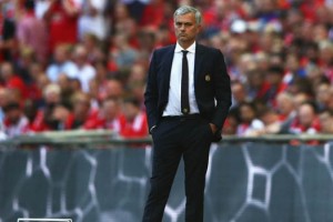 Mourinho sigue dando indicaciones a trav&eacute;s de papelitos &iquest;qu&eacute; dice en cada uno?