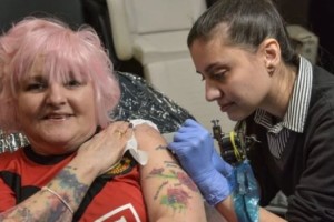 Ins&oacute;lito: la fan&aacute;tica de 60 a&ntilde;os que tiene m&aacute;s de 30 tatuajes de Mourinho