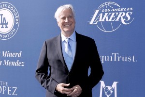 ¿Quién es el multimillonario que se hará cargo de Los Ángeles Lakers?