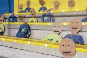 Ante la falta de hinchas, sit&uacute;an mu&ntilde;ecos de cart&oacute;n en las tribunas