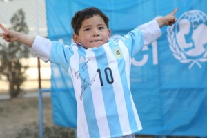 Murtaza, el ni&ntilde;o afgano, ya tiene la camiseta firmada de Messi