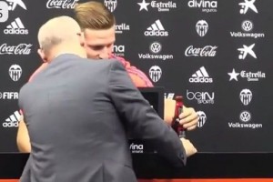 Un jugador musulm&aacute;n quiso correr una botella de cerveza de su conferencia de prensa