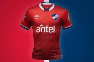 Nacional present&oacute; su nueva camiseta alternativa roja