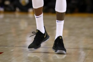 Nike pag&oacute; dos millones de d&oacute;lares a la NBA y dos de sus principales figuras esconden el logo