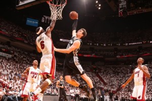 &iquest;C&oacute;mo ser&iacute;a un partido de la NBA narrado por relatores de f&uacute;tbol?