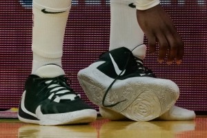 NBA: usaba las zapatillas de la marca de su compa&ntilde;ero y le explotaron en pleno partido