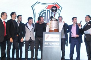 La r&eacute;plica de la Copa Libertadores firmada por Marcelo Gallardo se subast&oacute; por $500.000