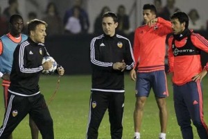 Gary Neville regal&oacute; un iPad a cada jugador de Valencia para que puedan entenderlo
