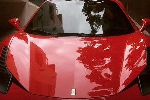 Pese al millonario embargo, Neymar se compr&oacute; una lujosa Ferrari