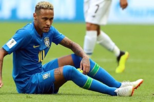 Un bar en Brasil ofrece tragos gratis ante cada ca&iacute;da de Neymar Jr. frente a Serbia