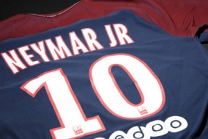 Subastan una camiseta de Neymar Jr. por 240 mil euros en la cena de gala del PSG