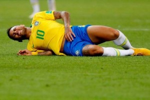 Un grupo de bomberos enseñaron a apagar el fuego en Halloween rodando como Neymar