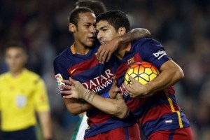 A Neymar y Su&aacute;rez les ofrecieron hamburguesas por sus camisetas