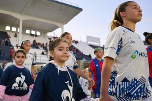Niños escoltas en el Fútbol Femenino: Talleres un Club pionero