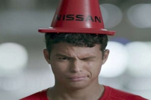 Thiago Silva, Iniesta y Cavani hacen el Desaf&iacute;o del Cono junto a Nissan