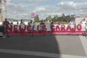 La bandera de Newell’s que se exhibió en el fútbol francés en apoyo a Marcelo Bielsa