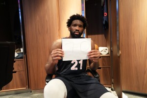 La noche mágica de Embiid: se metió en la historia grande de la NBA