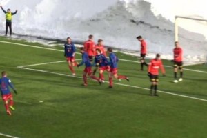 El partido que se jug&oacute; con una &lsquo;pared de nieve&rsquo; detr&aacute;s del arco