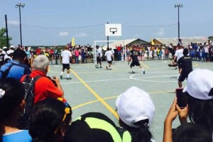 Falcao don&oacute; una cancha de f&uacute;tbol flotante para una ciudad colombiana