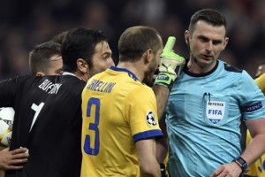 El &aacute;rbitro del Real Madrid &ndash; Juventus pas&oacute; a tener custodia policial en Inglaterra