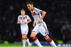 &Ouml;zil sorprendi&oacute; en la EURO con su fanatismo por Oliver Atom