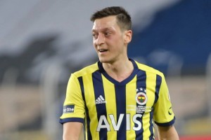 Desde botines, hasta su propio NFT y una marca de caf&eacute;; todos los negocios de Mesut Ozil