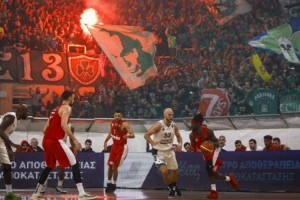 El cl&aacute;sico que termin&oacute; con un equipo abandonando y un presidente provocando al otro con ropa interior femenina