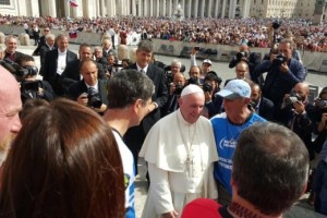 El Papa Francisco bendijo a la delegaci&oacute;n de Rugby Sin Fronteras que jugar&aacute; por la paz