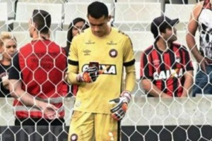 Multan al arquero del Paranaense por utilizar el celular en medio del partido