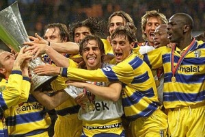 Para recaudar dinero, el Parma vende sus trofeos
