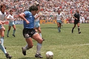 El futbolista argentino que musicaliz&oacute; el mejor gol de Diego Maradona