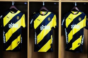 Pe&ntilde;arol present&oacute; su camiseta especial por los 124 a&ntilde;os
