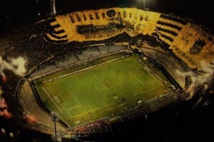 Pe&ntilde;arol aprovecha la CONMEBOL Libertadores para exhibir su bandera gigante en el Campe&oacute;n del Siglo