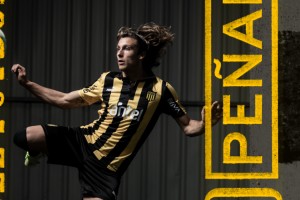 Pe&ntilde;arol celebra los 130 a&ntilde;os del club con una camiseta especial