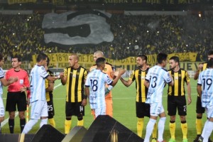 Pe&ntilde;arol reparti&oacute; cartillas hist&oacute;ricas, econ&oacute;micas y culturales de Tucum&aacute;n a sus jugadores