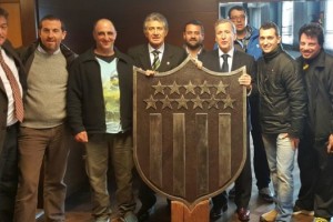 La directiva de Pe&ntilde;arol recibi&oacute; un escudo de hierro para el estadio aurinegro