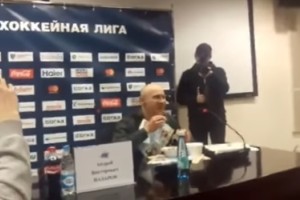 Un periodista bielorruso debi&oacute; comerse un diario por errar un pron&oacute;stico