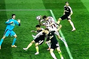 Premier League: El gol &lsquo;maradoniano&rsquo; de Peter Crouch frente al Arsenal