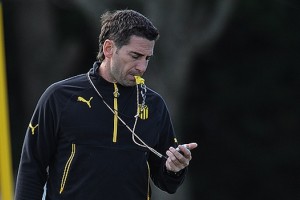 El motivo por el cual el preparador f&iacute;sico de Pe&ntilde;arol no puede entrar a la cancha durante los partidos