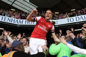 Podolski se burl&oacute; del derribo del estadio del Tottenham