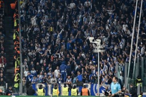 El intercambio de bufandas entre hinchas en la Champions League que es viral