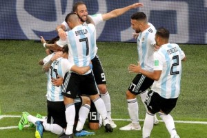 Los dos potreros que se har&aacute;n de la mano de Tarjeta Naranja con los goles de Messi y Rojo