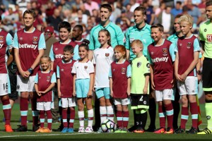 El negocio de los clubes ingleses con los chicos que salen a la cancha junto a los jugadores