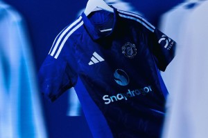 Con presencia argenta: Manchester United present&oacute; su camiseta alternativa