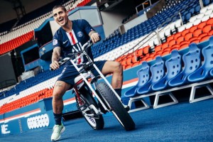 EL PSG present&oacute; una bicicleta el&eacute;ctrica para celebrar su 50&deg; aniversario