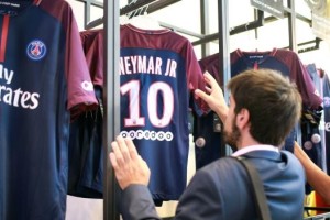 La masiva venta de camisetas de Neymar Jr. que preocupa a las tiendas oficiales