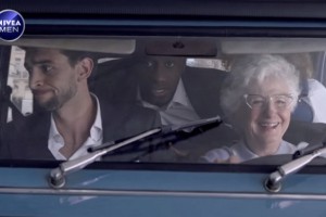 Pastore, David Luiz y los jugadores del PSG corren por Par&iacute;s junto a Nivea Men